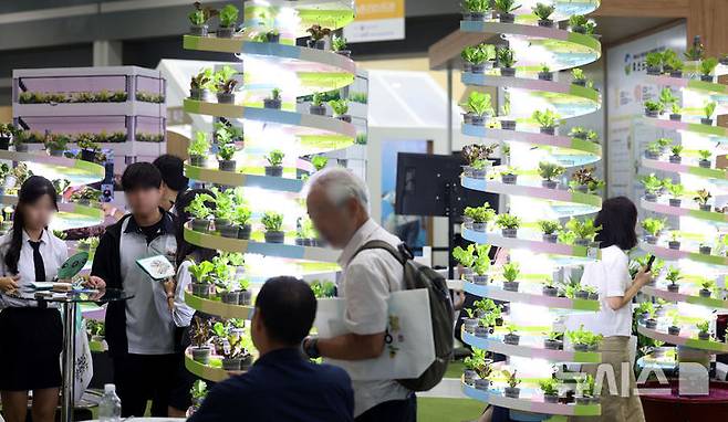 [서울=뉴시스] 홍효식 기자 = 사진은 지난해 9월 5일 서울 서초구 aT 센터에서 열린 2024 대한민국 농업박람회에서 관람객들이 나선타워 스마트팜을 둘러보고 있는 모습. 2024.09.05. yesphoto@newsis.com