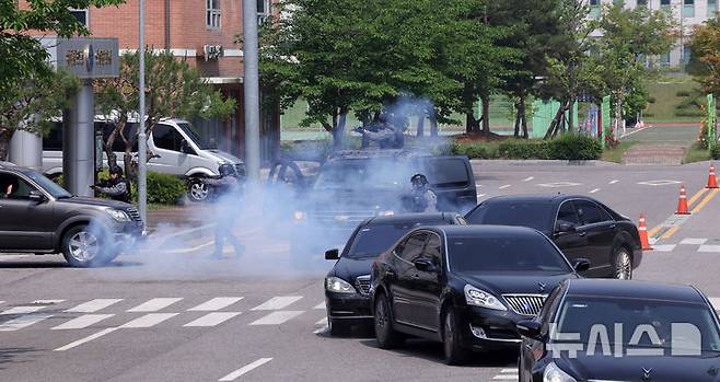 [서울=뉴시스] 고범준 기자 = 27일 서울 강서구 경호안전교육원에서 대통령경호처 경호관들이 제21대 대통령 취임식을 앞두고 장애물 및 강습차량 회피 기동훈련을 하고 있다. 2025.05.27. bjko@newsis.com