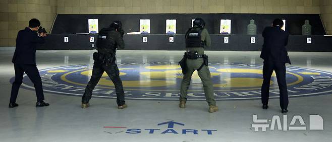 [서울=뉴시스] 고범준 기자 = 27일 서울 강서구 경호안전교육원에서 대통령경호처 경호관들이 제21대 대통령 취임식을 앞두고 사격훈련을 하고 있다. 2025.05.27. bjko@newsis.com