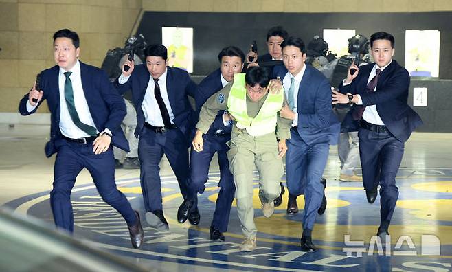 [서울=뉴시스] 고범준 기자 = 27일 서울 강서구 경호안전교육원에서 대통령경호처 경호관들이 제21대 대통령 취임식을 앞두고 위기 대응 종합조치 훈련을 하고 있다. 2025.05.27. bjko@newsis.com