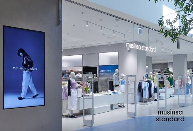 [서울=뉴시스] 무신사가 전개하는 캐주얼웨어 브랜드 무신사 스탠다드(MUSINSA STANDARD)가 대전 지역에 첫 번째 오프라인 스토어를 선보인다고 28일 밝혔다. (사진=무신사 제공) *재판매 및 DB 금지