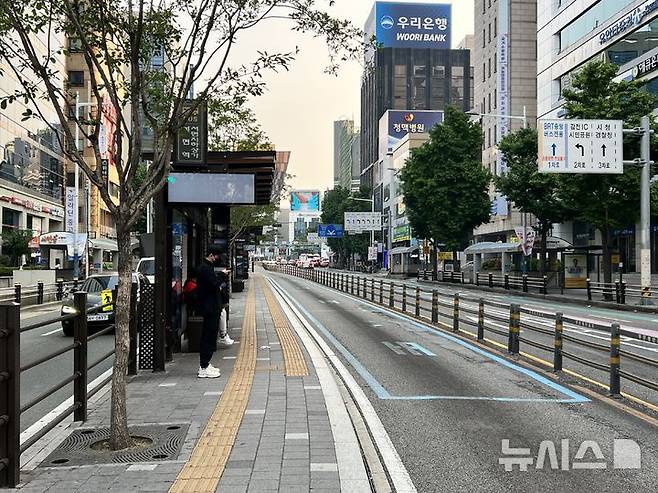 [부산=뉴시스] 원동화 기자 = 부산 시내버스 노사의 임단협이 최종 결렬돼 노조가 총파업에 나서면서 첫차부터 2517대 시내버스 운행을 멈춘 28일 오전 부산진구 서면역,서면지하상가 시내버스 정류장이 한산하다. 시내버스 준공영제 시행 이후 18년 만에 처음이다. 2025.05.28. dhwon@newsis.com