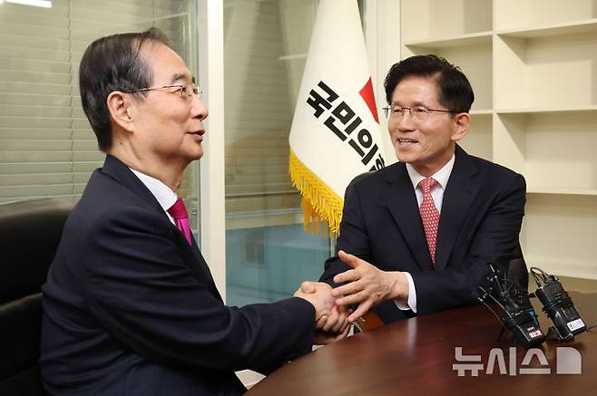 [서울=뉴시스] 권창회 기자 = 김문수 국민의힘 대선 후보가 지난 11일 오전 서울 여의도 국민의힘 당사 내 대통령 후보실에서 한덕수 전 국무총리와 환담하고 있다. (공동취재)2025.05.11. photo@newsis.com