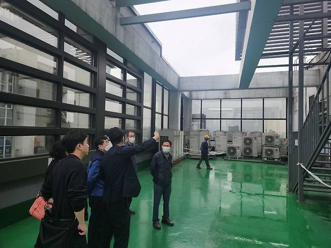 서울 강남경찰서는 최근 관내 고층빌딩에서 극단 선택 시도가 증가함에 따라 관계 기관과 협력해 고층 건축물에 대한 환경개선을 실시하고, 다양한 예방활동을 펼쳤다고 26일 밝혔다.(사진=강남경찰서) *재판매 및 DB 금지