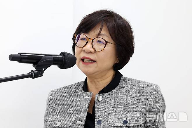 [서울=뉴시스] 박진희 기자 = 최은주 서울시립미술관 관장이 28일 서울 도봉구 서울시립 사진미술관에서 열린 개관특별전 '광채 光彩 : 시작의 순간들'과 '스토리지 스토리' 기자간담회에 참석하여 인사말을 하고 있다. 2025.05.28. pak7130@newsis.com