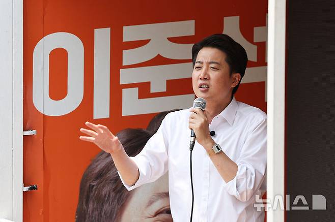 [서울=뉴시스] 권창회 기자 = 이준석 개혁신당 대선 후보가 28일 서울 여의도 여의도공원에서 유세를 하고 있다. 2025.05.28. kch0523@newsis.com