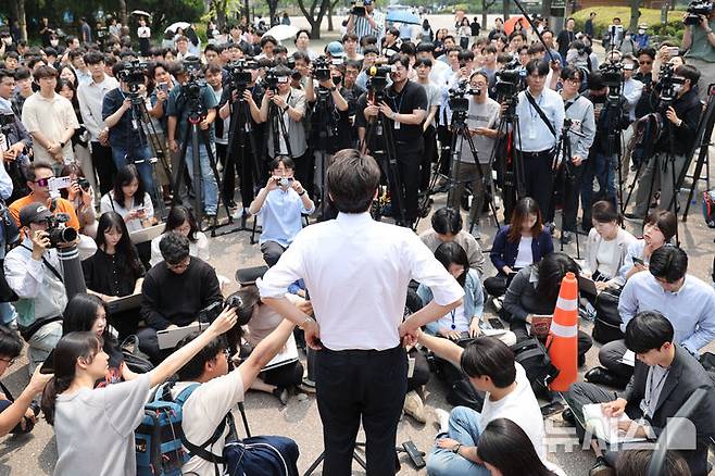 [서울=뉴시스] 권창회 기자 = 이준석 개혁신당 대선 후보가 28일 서울 여의도 여의도공원에서 유세를 마치고 백브리핑을 하고 있다. 2025.05.28. kch0523@newsis.com