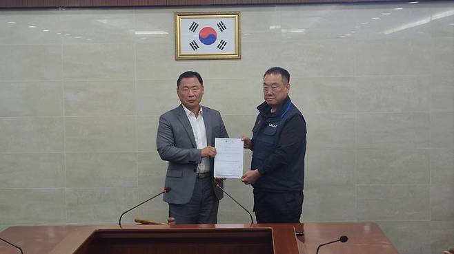 [부산=뉴시스] 한국노동조합총연맹 전국자동차노동조합연맹(오른쪽)과 부산시버스운송사업조합은 28일 정오께 조합 사무실에서 진행된 회의에서 부산지방노동위원회가 제시한 조정안을 수용했다. 이에 따라 노조는 이날 오후 2시께 총파업을 철회한다고 밝혔다. (사진=부산시버스운송사업조합 제공) 2025.05.28. photo@newsis.com *재판매 및 DB 금지