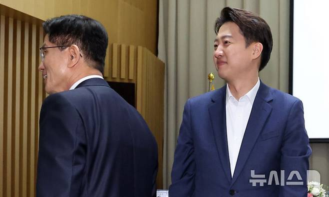 [서울=뉴시스] 추상철 기자 = 김문수 국민의힘 대선 후보와 이준석 개혁신당 대선 후보가 19일 오전 서울 중구 서울시청에서 열린 '약자와 동행하는 서울' 토론회를 마친 후 이동하고 있다. 2025.05.19. scchoo@newsis.com