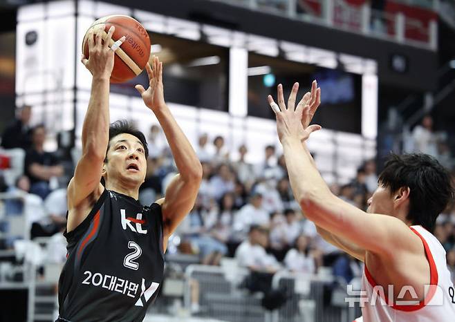 [수원=뉴시스] 김금보 기자 = 27일 오후 경기 수원시 권선구 KT소닉붐아레나에서 열린 2024~2025 프로농구 4강 플레이오프 수원KT와 서울SK의 3차전, 3쿼터 KT 허훈이 슛을 시도하고 있다. 2025.04.27. kgb@newsis.com