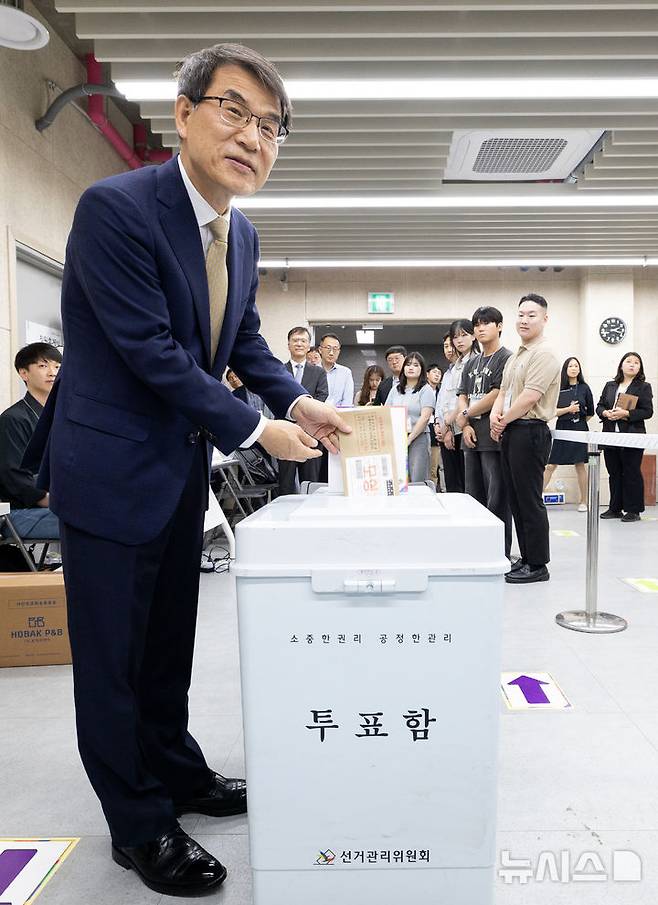 [서울=뉴시스] 이영환 기자 = 노태악 중앙선거관리위원회 위원장이 제21대 대통령 선거 사전투표를 하루 앞둔 28일 오후 서울 광진구 중곡3동주민센터에 마련된 사전투표소를 방문해 모의 투표를 하고 있다. (공동취재) 2025.05.28.  20hwan@newsis.com