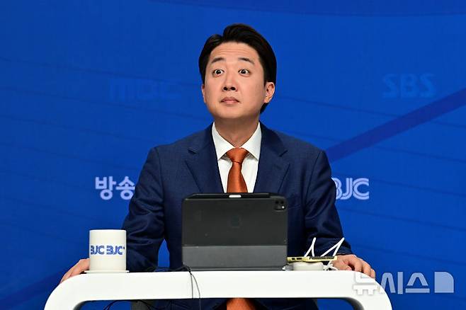 [서울=뉴시스] 김금보 기자 = 이준석 개혁신당 대선 후보가 26일 오전 서울 양천구 한국방송회관에서 열린 한국방송기자클럽 초청 토론회에 참석해 있다. (공동취재) photo@newsis.com