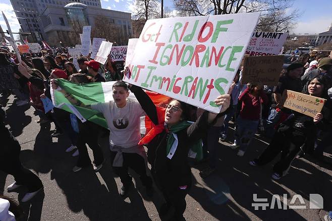 [덴버=AP/뉴시스] 도널드 트럼프 미국 행정부가 유죄 판결을 받은 불법 이민자를 모국이 아닌 제3국으로 즉각 추방할 수 있도록 허용할 것을 연방대법원에 요청했다. 사진은 지난 2월5일(현지 시간) 미 콜로라도주 덴버의 의사당 건물 밖에서 시위대가 도널드 트럼프 대통령의 이민자 추방 정책에 반대하는 시위를 벌이는 모습. 2025.02.06.