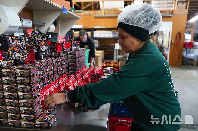 [워싱턴=AP/뉴시스] 미국 워싱턴주 베이센터의 통조림 공장에서 한 직원이 생선 통조림 제품을 포장하고 있다. 2025.05.28.