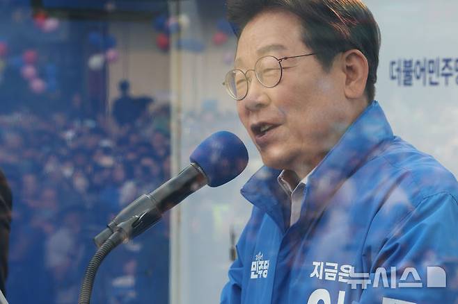 [서울=뉴시스] 조성우 기자 = 이재명 더불어민주당 대선후보가 28일 오후 서울 광진구 어린이대공원 정문 앞에서 열린 집중유세에서 지지를 호소하고 있다. (공동취재) 2025.05.28. photo@newsis.com