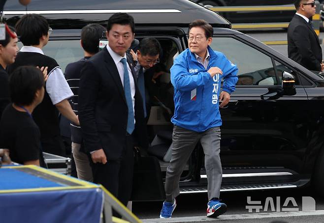 [서울=뉴시스] 조성우 기자 = 이재명 더불어민주당 대선후보가 28일 오후 서울 광진구 어린이대공원 정문 앞에서 열린 집중유세에 도착해 이동하고 있다. 2025.05.28. xconfind@newsis.com