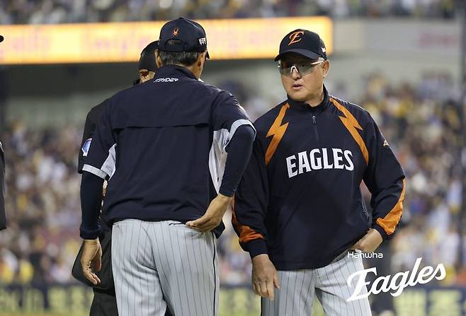 [서울=뉴시스] 프로야구 한화 이글스 김경문 감독이 27일 서울 잠실구장에서 열린 2025 신한 쏠뱅크 KBO리그 LG 트윈스와의 경기 도중 심판의 판정에 항의하고 있다. (사진=한화 이글스 제공) 2025.05.27. *재판매 및 DB 금지