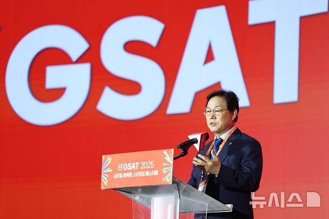 [창원=뉴시스]박완수 경남도지사가 28일 오후 창원컨벤션센터에서 열린 글로벌 융복합 창업 페스티벌 'GSAT 2025' 개막식에 참석해 개회사를 하고 있다.(사진=경남도 제공) 2025.05.28. photo@newsis.com