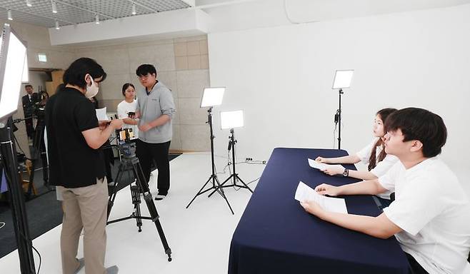 [광명=뉴시스] 28일 오후 경기 광명시청소년수련관에서 고등학생들이 '영상 제작의 이해' 수업을 진행하고 있다. 이날 수업은 광명형 고교학점제 '온마을캠퍼스' 공개수업으로 진행돼 실무 중심 프로젝트 기반 수업이 이뤄졌다. 2025.05.28. (사진=경기도교육청 제공) photo@newsis.com *재판매 및 DB 금지