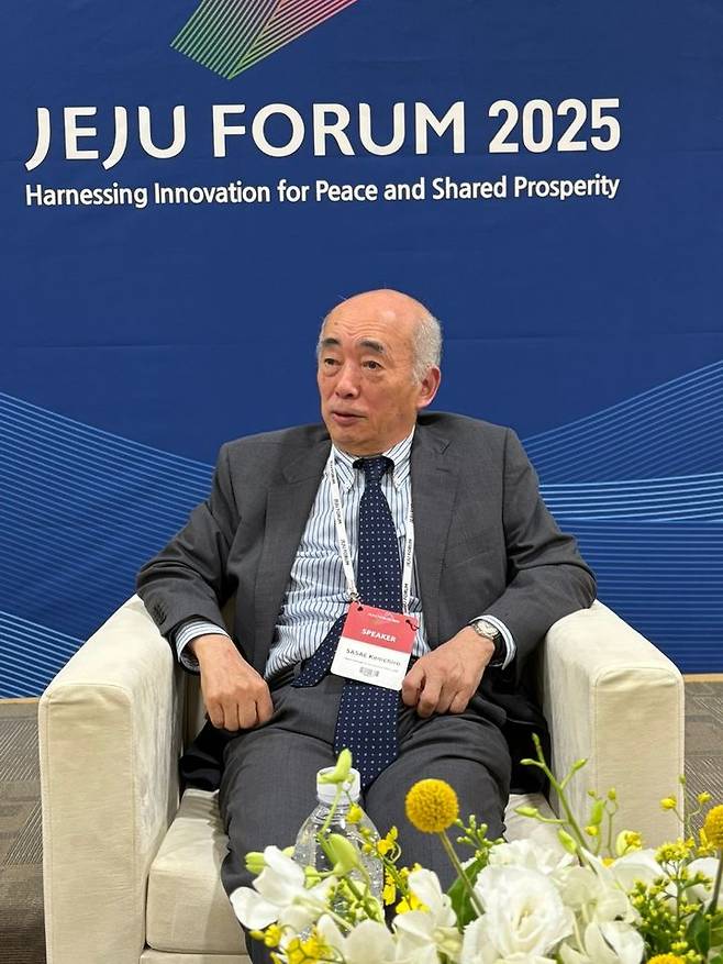 [제주=뉴시스]박준호 기자=제주포럼 참석차 방한중인 사사에 겐이치로 전 주미일본대사가 28일 제주국제컨벤션센터에서 한국 언론들과 인터뷰를 하고 있다. 2025.05.28 pjh@newsis.com *재판매 및 DB 금지