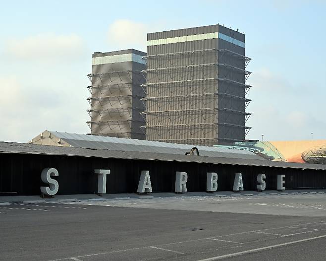 이 후보는 미국을 근거로 "텍사스가 캘리포니아보다 최저임금 등이 낮아 일론 머스크도 본사를 옮겼다"고 주장했으나, 텍사스의 최저임금도 미국 연방 최저임금과 동일했다. 사진은 스페이스X. 연합뉴스