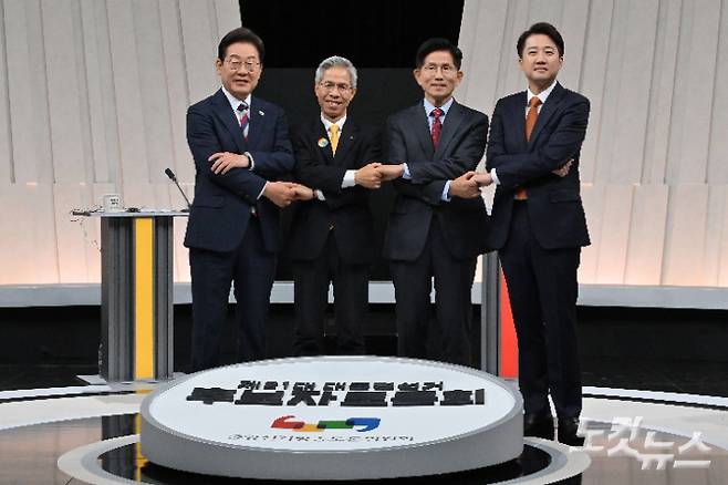 더불어민주당 이재명(왼쪽부터), 민주노동당 권영국, 국민의힘 김문수, 개혁신당 이준석 대선 후보가 27일 서울 마포구 상암동 MBC 스튜디오에서 진행된 정치 분야 TV토론회에 앞서 포즈를 취하고 있다. 국회사진기자단