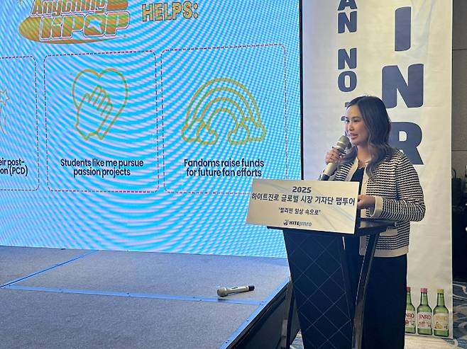 필리핀 마닐라 기자 간담회에서 Anything K-POP 관계자 안젤라 토레호스가 발표하고 있다. 하이트진로 제공