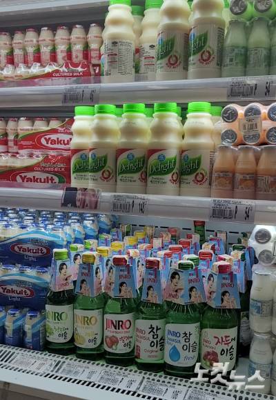 필리핀 내 최대 규모의 슈퍼마켓 체인 퓨어골드(Puregold)에서 현지 여성 고객들의 기호에 맞춰 요거트와 참이슬을 같은 공간에서 판매하고 있다. 김기용 기자