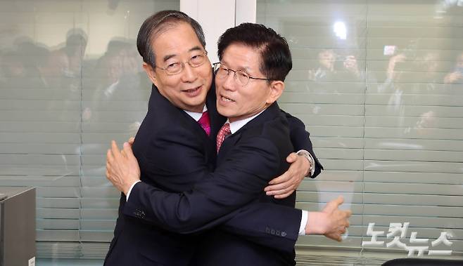 지난 11일 당시 국민의힘 김문수 대선후보와 한덕수 전 국무총리가서울 여의도 국민의힘 당사 대선후보 사무실에서 만나 포옹을 하고 있다. 황진환 기자