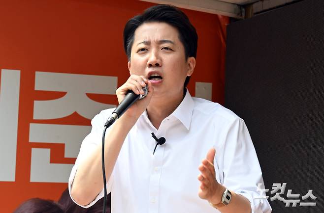 이준석 개혁신당 대선 후보가 28일 서울 여의도 여의도공원에서 유세를 펼치고 있다. 윤창원 기자