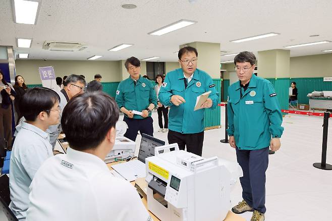 장금용 창원특례시장 권한대행이 28일 의창구 명곡동 행정복지센터에 설치된 사전투표소에서 모의시험에 직접 참여해 투표 과정을 확인했다. 창원시 제공