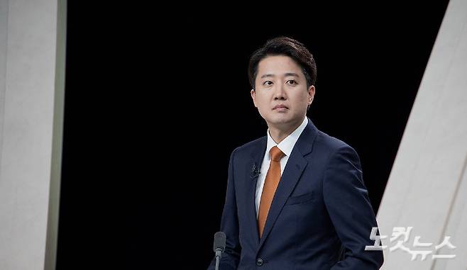 개혁신당 이준석 후보가 27일 서울 마포구 상암동 MBC 스튜디오에서 열린 정치 분야 TV 토론회를 준비하는 모습. 국회사진기자단