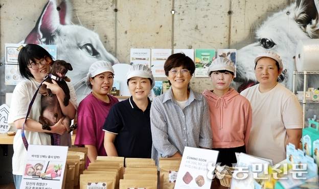 제주 주민으로 구성된 제주펫 직원들. 이들의 손길로 제주펫은 사회적기업으로 성장했다. 서귀포=김도웅 프리랜서 기자