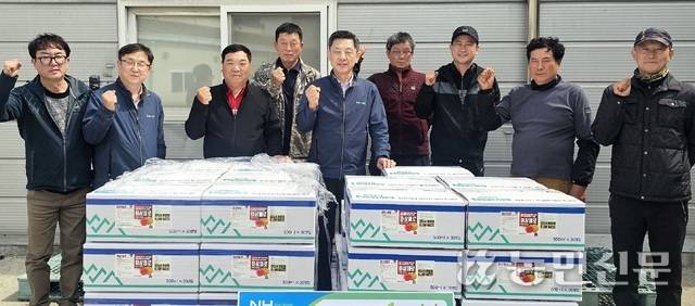 진광주 충북 충주 중원농협 조합장(오른쪽 다섯번째)이 과수 화상병 예방에 선제적으로 대응하기 위한 예방 약제를 농가에 전달하며 고품질 과수 생산에 힘을 모을 것을 다짐하고 있다.