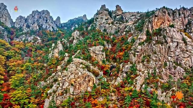 북한 조선중앙TV가 2023년 10월 24일 방영한 드론을 이용해 촬영한 붉게 물든 금강산의 가을풍경. 연합뉴스