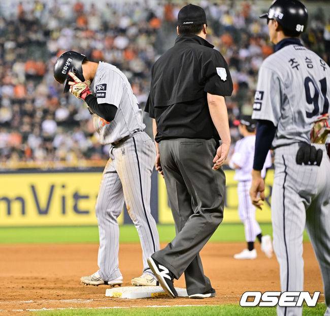 [OSEN=잠실, 박준형 기자] 27일 오후 서울 잠실구장에서 ‘2025 신한 SOL BANK KBO리그’ LG 트윈스와 한화 이글스의 경기가 진행됐다.이날 경기에서 LG은 임찬규를 한화는 황준서를 선발투수로 내세웠다.7회초 무사 1루 한화 김인환의 타석때 1루 대주자 이원석이 견제사 당한뒤 아쉬워하고 있다.  2025.05.27 / soul1014@osen.co.kr