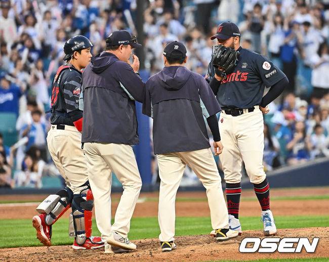 [OSEN=대구, 이석우 기자] 27일 대구삼성라이온즈파크에서 2025 신한 SOL 뱅크 KBO 리그 삼성 라이온즈와 롯데 자이언츠의 경기가 열렸다. 홈팀 삼성은 후라도가, 방문팀 롯데는 감보아가 선발 출전했다. 롯데 자이언츠 감보아가 2회말 2사 만루 긴 투구 동작을 틈타 3중 도루를 허용하자 주형광 코치가 마운드에 올라 얘기하고 있다. 2025.05.27 / foto0307@osen.co.kr