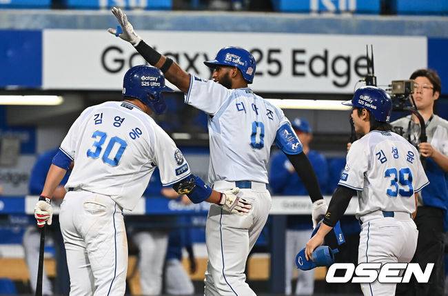 [OSEN=대구, 이석우 기자] 27일 대구삼성라이온즈파크에서 2025 신한 SOL 뱅크 KBO 리그 삼성 라이온즈와 롯데 자이언츠의 경기가 열렸다. 홈팀 삼성은 후라도가, 방문팀 롯데는 감보아가 선발 출전했다. 삼성 라이온즈 디아즈가 7회말 1사 1루 우월 2점 홈런을 치고 하이파이브를 하고 있다. 2025.05.27 / foto0307@osen.co.kr