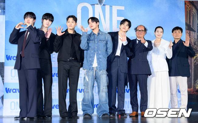 [OSEN=이대선 기자] 28일 서울 광진구 롯데시네마 건대입구에서 웨이브 오리지널 'ONE : 하이스쿨 히어로즈' 제작발표회가 열렸다.‘ONE :&nbsp;하이스쿨 히어로즈’는 아버지의 억압에 시달리던 전교&nbsp;1등 의겸(이정하)과 그의 천부적인 싸움 재능을 이용하려는 윤기(김도완)가 복면을 쓴&nbsp;‘하이스쿨 히어로즈’를 결성해 억눌린 분노를 폭발시켜 학교 폭력 서열을 뒤엎는 하이스쿨 액션 드라마다.배우 이정하, 김도완, 유희제, 육준서, 임성균, 김상호, 김주령, 이성태 감독이 포토타임을 하고 있다. 2025.05.28 /sunday@osen.co.kr