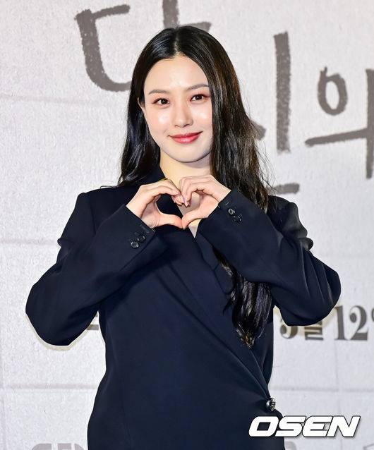 [OSEN=지형준 기자] 8일 오후 서울 상암 스탠포드 호텔 그랜드볼룸에서 지니&nbsp;TV&nbsp;오리지널 ‘당신의 맛’ 제작발표회가 열렸다.‘당신의 맛’은 식품 기업을 물려받기 위해 작은 식당을 인수 합병하는 ‘레시피 사냥꾼’이 된 재벌 상속남 한범우(강하늘 분)와 전주에서 간판도 없는 원 테이블 식당을 운영 중인 똥고집 셰프 모연주(고민시 분)의 전쟁 같은 키친 타카 성장 로맨스다.배우 고민시가 포즈를 취하고 있다. 2025.05.08 /jpnews@osen.co.kr