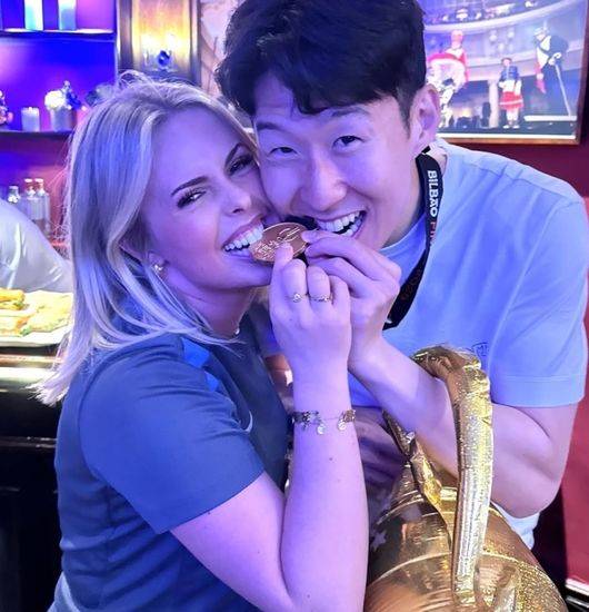 [사진] 손흥민과 깨물기 세리머니를 펼친 해나 사우스