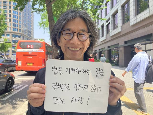 ▲이상길 영화산업노조 사무국장은 '내가 바라는 내란 이후의 세계'를 묻자 "법을 지켜야 하는 것을 정책으로 만들지 않아도 되는 세상"이라며 모든 노동 현장의 근로기준법 준수를 답했다. ⓒ프레시안(손가영)