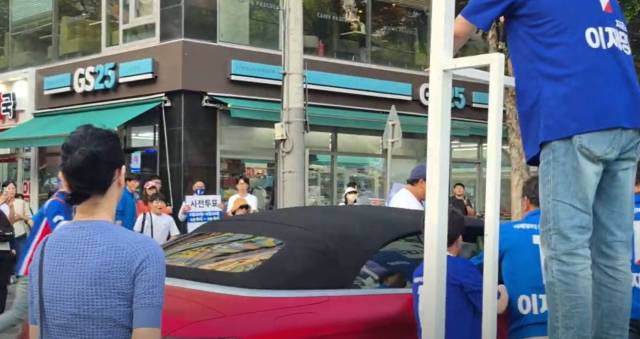 ▲26일 대구 수성구 신매광장에서 열린 박주민 더불어민주당 의원의 지원유세 현장에서 한 차량이 선거운동원들을 향해 돌진하는 모습. ⓒ박주민 의원 유튜브 갈무리