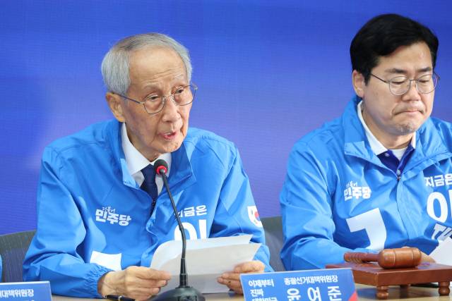 ▲더불어민주당 윤여준 상임 총괄선대위원장이 사전투표를 하루 앞둔 28일 서울 여의도 당사에서 열린 중앙선거대책위원회의에서 투표를 독려하고 있다. ⓒ연합뉴스