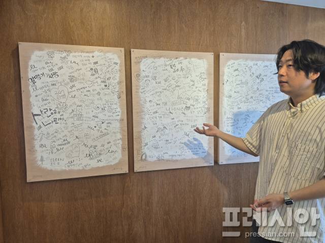 ▲류영관 기획자가 작품 설명을 하고 있다.ⓒ프레시안