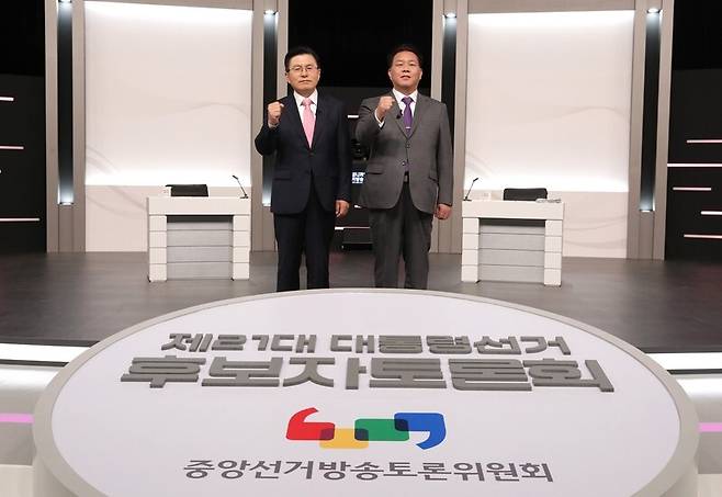 무소속 황교안(왼쪽)∙송진호 대선 후보가 지난 19일 서울 마포구 상암동&nbsp;SBS&nbsp;프리즘센터 스튜디오에서 열린&nbsp;무소속 대선후보&nbsp;TV토론회에서 기념촬영을 하고 있다.&nbsp;중앙선거방송토론위원회 제공