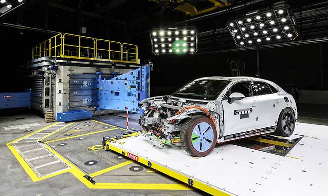 정면 충돌 테스트를 진행한 마칸 일렉트릭 차량.&nbsp;포르셰 제공