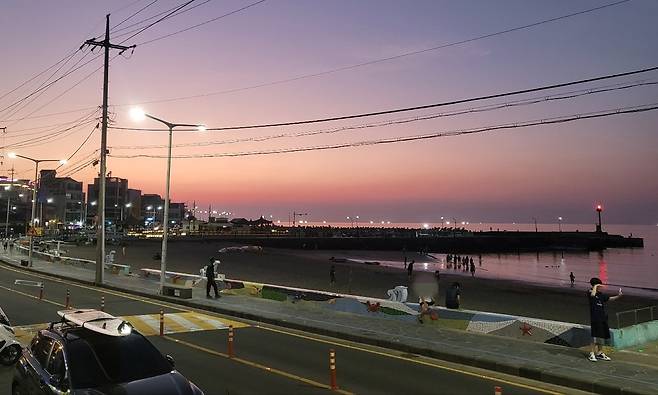 열대야를 피해 제주시 이호테우해수욕장 찾은 관광객. 임성준 기자