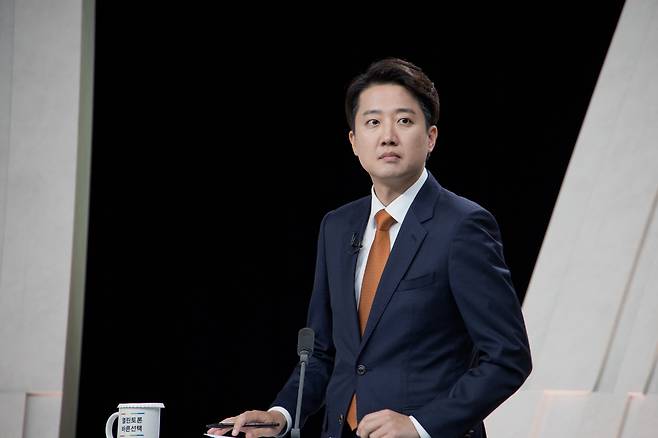 개혁신당 이준석 후보가 27일 서울 마포구 상암동 MBC 스튜디오에서 열린 정치 분야 TV토론회를 준비하고 있다.&nbsp; &nbsp;&nbsp;국회사진기자단