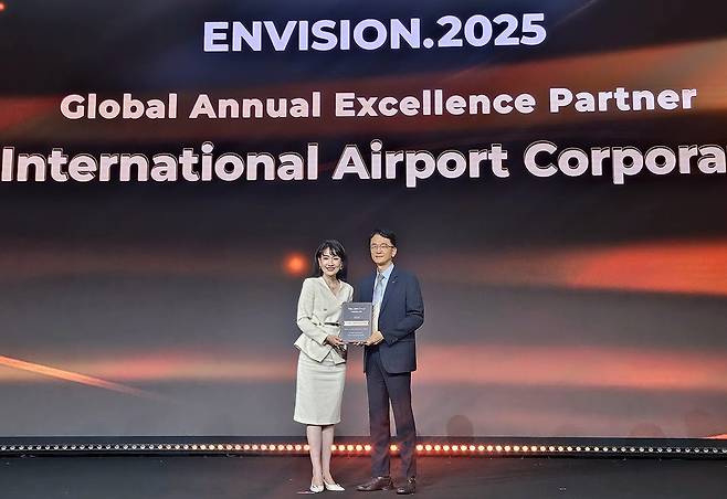 26일 중국 상하이에서 열린 ‘인비전 2025 글로벌 컨퍼런스’에서 인천국제공항공사 김형일 항공마케팅팀장(오른쪽)이 ‘베스트 글로벌 파트너 상’을 수상한 후 기념촬영을 하고 있다.